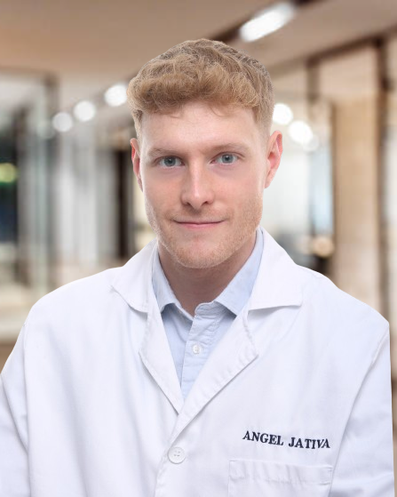 Dr. Ángel Játiva en su clínica